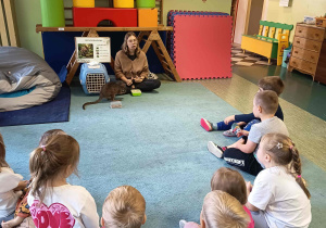 Zajęcia edukacyjne z udziałem żywego zwierzęcia - kangur.