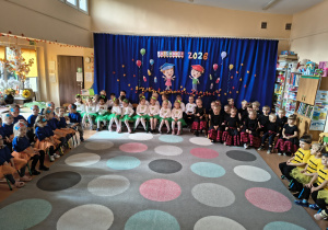 Dzieci z wszystkich grup czekają na zaproszonych gości.