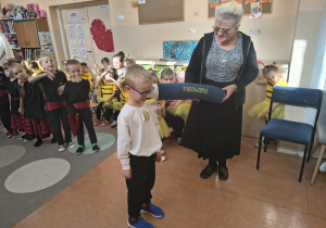 Pani dyrektor pasuje na starszaka chłopca.