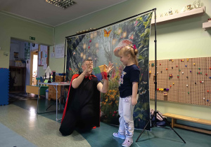 Dziewczynka zaskoczona tym co widzi.
