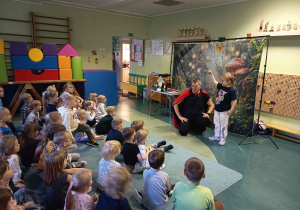 Magik wspólnie z dziewczynką występuje przed publicznością.