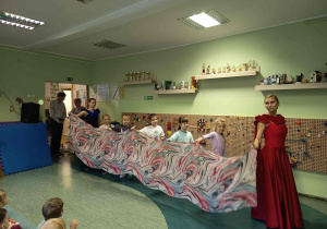 Dziewczynki uczestniczą w warsztatach.