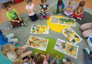 Dzieci biorą udział w jesiennych zajęciach edukacyjnych.