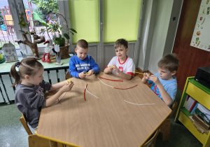 Dzieci tworzą rzeźby z kolorowych drucików kreatywnych.