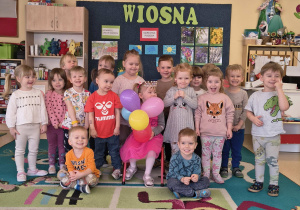 Grupa Pszczółek na wspólnym zdjęciu ze solenizantką Alicją.