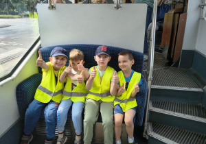 Dzieci podczas podróży tramwajem.