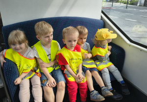 Pamiątkowe zdjęcie dzieci w tramwaju.