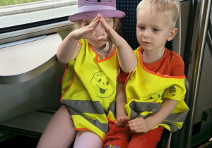 Dzieci podczas podróży tramwajem.