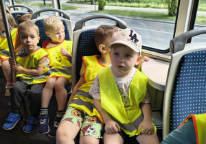 Pamiątkowe zdjęcie dzieci w tramwaju.