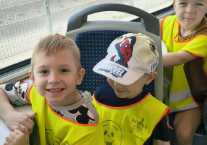 Chłopcy podziwiają widoki podczas jazdy tramwajem.