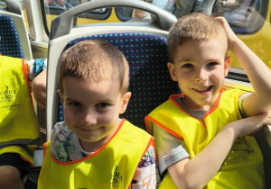 Pamiątkowe zdjęcie dzieci podczas jazdy tramwajem.