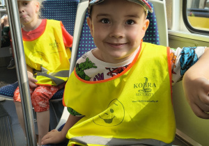 Chłopiec podczas podróży tramwajem.