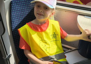 Dziewczynka podczas podróży tramwajem.