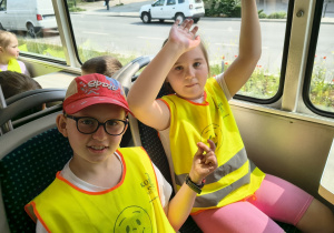 Dziewczynka i chłopiec podczas podróży tramwajem.