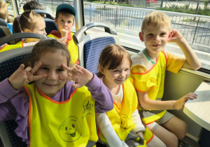 Dzieci podczas podróży tramwajem.