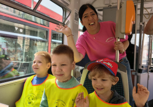 Pamiątkowe zdjęcie podczas podróży tramwajem.
