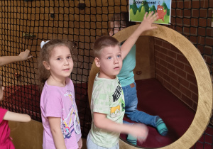 Dzieci czekają na swoją kolej na wejście na tor przeszkód.