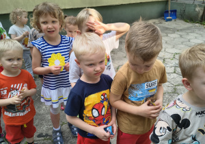 Dzieci czekają w kolejce po lody.