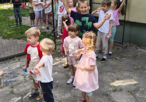 Dzieci czekają w kolejce po lody.
