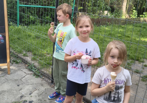 Dzieci podczas jedzenia lodów.