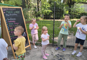 Dzieci podczas jedzenia lodów.