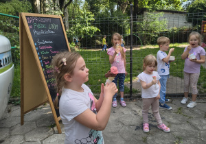 Dzieci podczas jedzenia lodów.