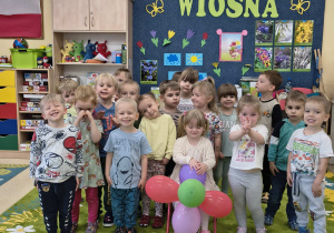 Grupa "Pszczółek" na wspólnym zdjęciu ze solenizantką.