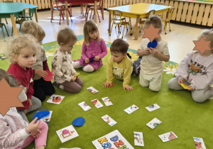 Dzieci łączą w pary takie same połówki kropki.