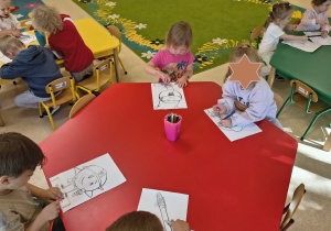 Praca plastyczna z wykorzystaniem kredek.