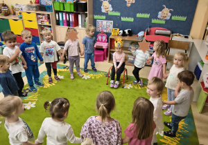 Dzieci śpiewają sto lat Adelinie.