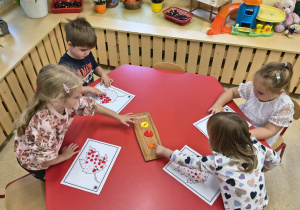 Malowanie listków farbami.