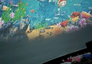 Dzieci oglądaja bajkę.