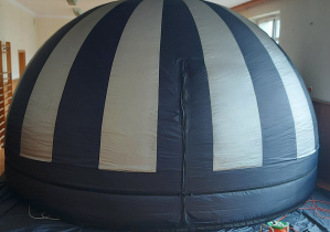 Namiot, w którym dzieci oglądały bajkę.