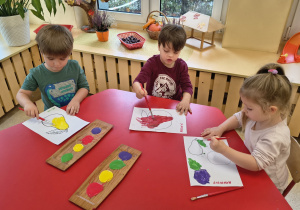 Dzieci wykonują pracę plastyczną.