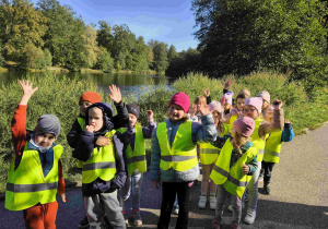 Zdjęcie dzieci z widokiem na staw.