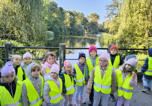 Zdjęcie grupowe na mostku z widokiem na staw.