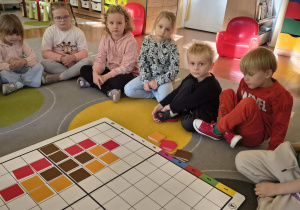 Dzieci nazywają jesienne kolory.