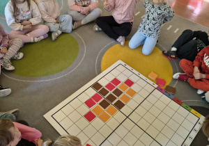 Dzieci obserwują zasady tworzenia kodu.