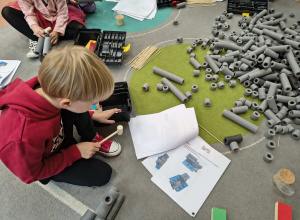 Warsztaty majsterkowania w grupie Sówek