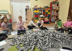 Dzieci wybierają elementy zgodnie z instrukcją.