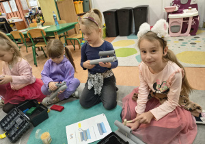 Dzieci wybierają kolejne elementy potrzebne do wykonania lokomotywy.