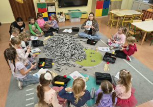 Dzieci zapoznają się z zasadami łączenia klocków.