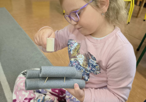 Dziecko łączy elementy według instrukcji.