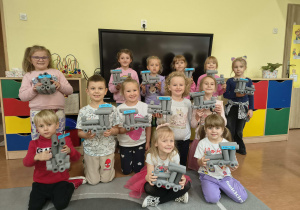 Zdjęcie grupowe z wykonanymi lokomotywami.