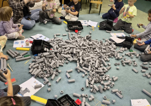 Dzieci łączą piankowe elementy.