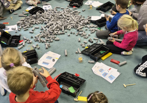 Dzieci zapoznają się ze sposobem wykonania pracy według instrukcji.