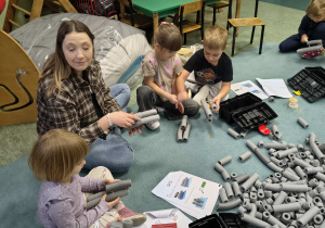 Dzieci uważnie łączą elementy według pokazu.