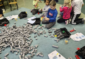 Dzieci dobierają elementy o odpowiedniej wielkości.