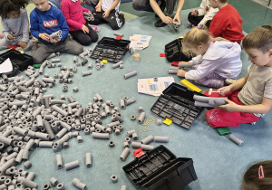 Dzieci łączą elementy za pomocą wykałaczek.