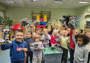 Dzieci prezentują samodzielnie wykonane lokomotywy.